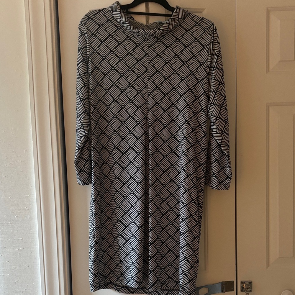 Escapada Black and White Geometric Long Sleeve Dress